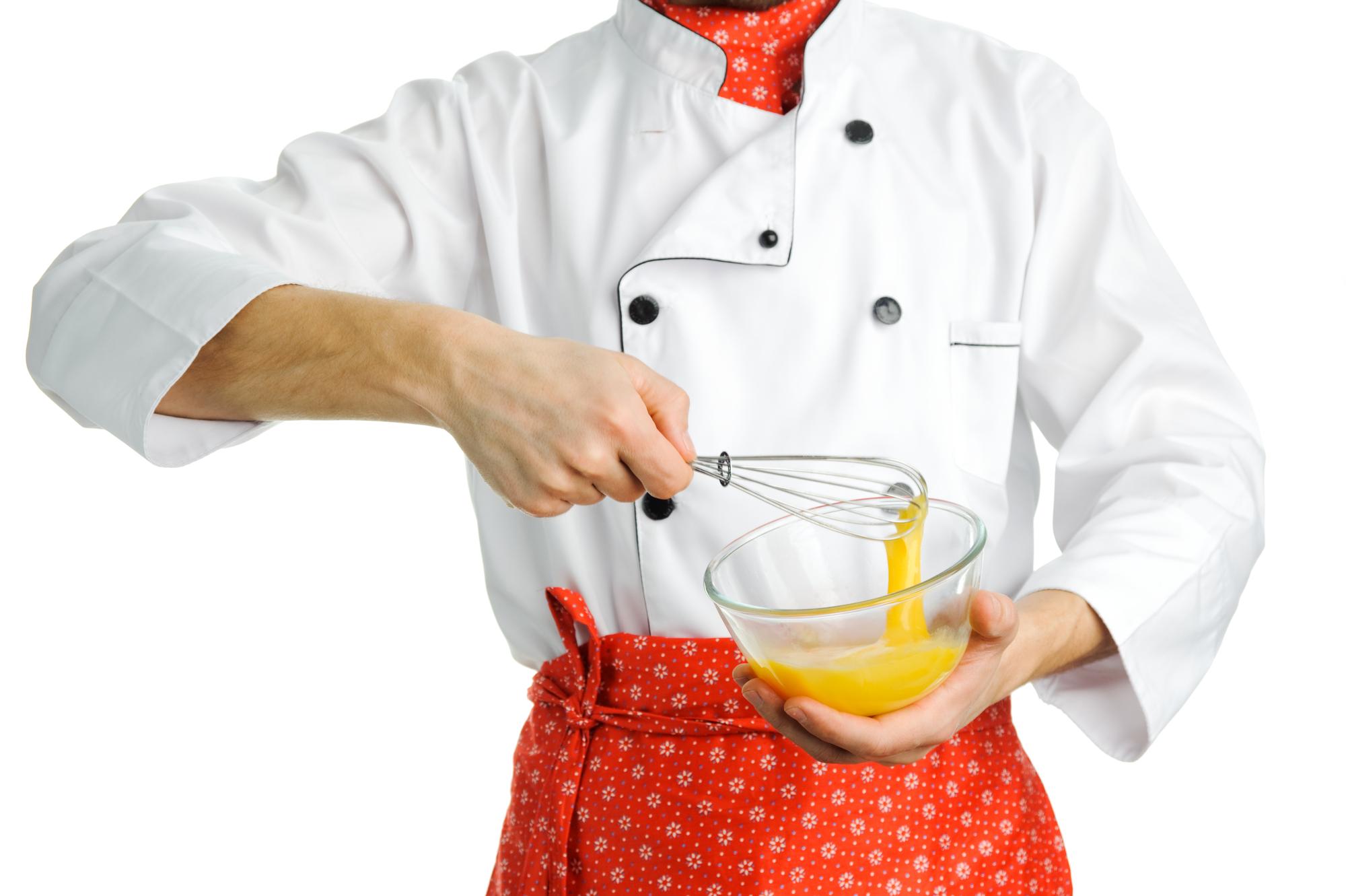 Chef che versa salsa in una ciotola